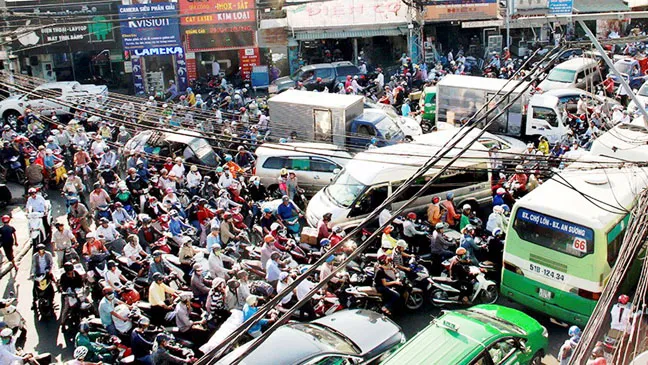 Kẹt xe ở giao lộ Âu Cơ - Trường Chinh 