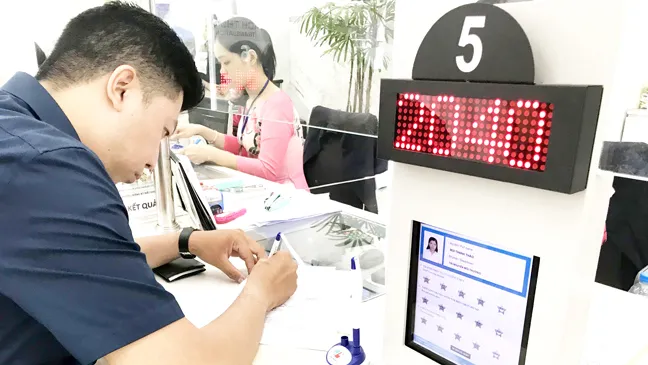 Cách để người dân cho ý kiến, chấm điểm cán bộ chưa giúp chính quyền  tìm ra nguyên nhân cụ thể của khuyết điểm để điều chỉnh           Ảnh: KIỀU PHONG