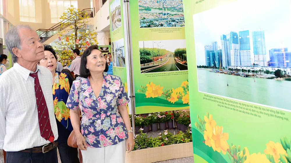 Kiều bào xem triển lãm về sự phát triển của TPHCM               Ảnh: VIỆT DŨNG