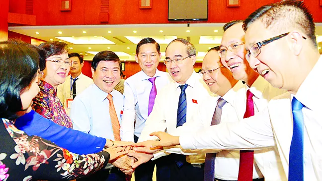Bí thư Thành ủy TPHCM Nguyễn Thiện Nhân cùng các đồng chí lãnh đạo TPHCM  tại phiên bế mạc                                                                                  Ảnh: VIỆT DŨNG