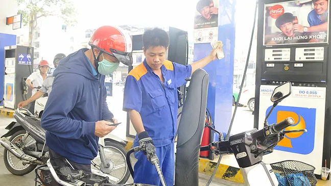 Khách hàng đổ xăng E5 RON 92 ở TPHCM                        Ảnh: CAO THĂNG