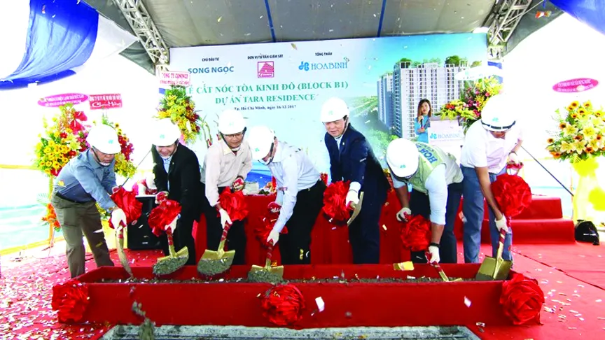 Cất nóc dự án Tara Residence  vượt trước tiến độ 7 ngày