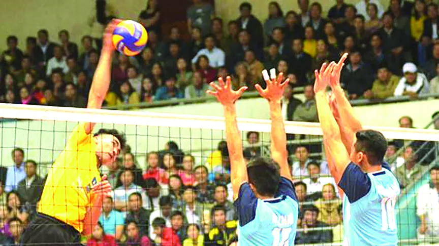 Chủ công Từ Thanh Thuận (bìa trái) được chọn là VĐV xuất sắc toàn diện của giải