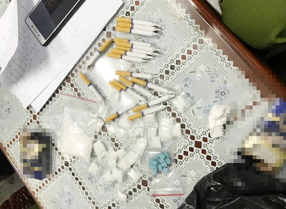 Đột kích quán bar, bắt hàng chục dân chơi ma túy ảnh 1