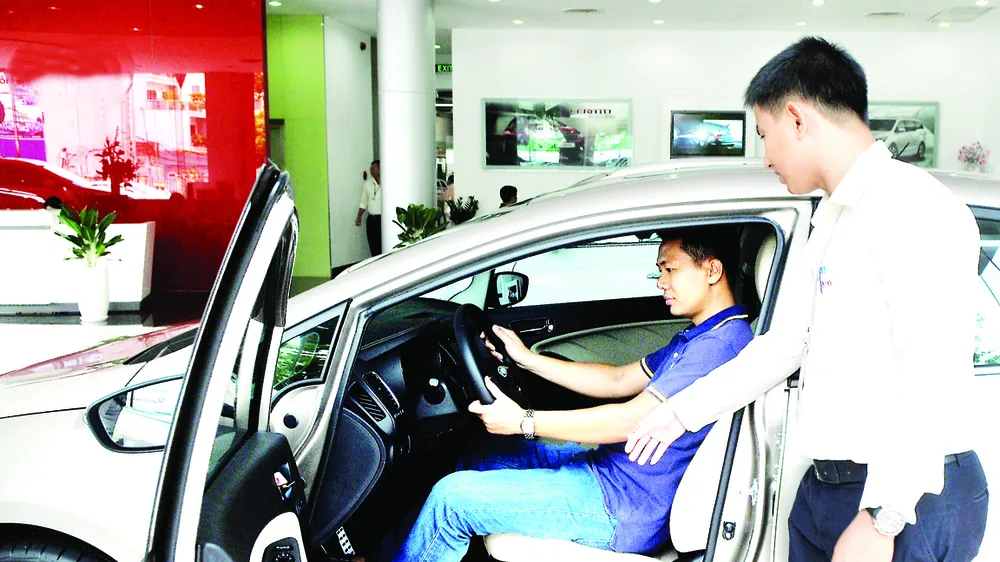 Người dân tìm hiểu, chọn mua ô tô tại một cửa hàng ở TPHCM.  Ảnh: CAO THĂNG
