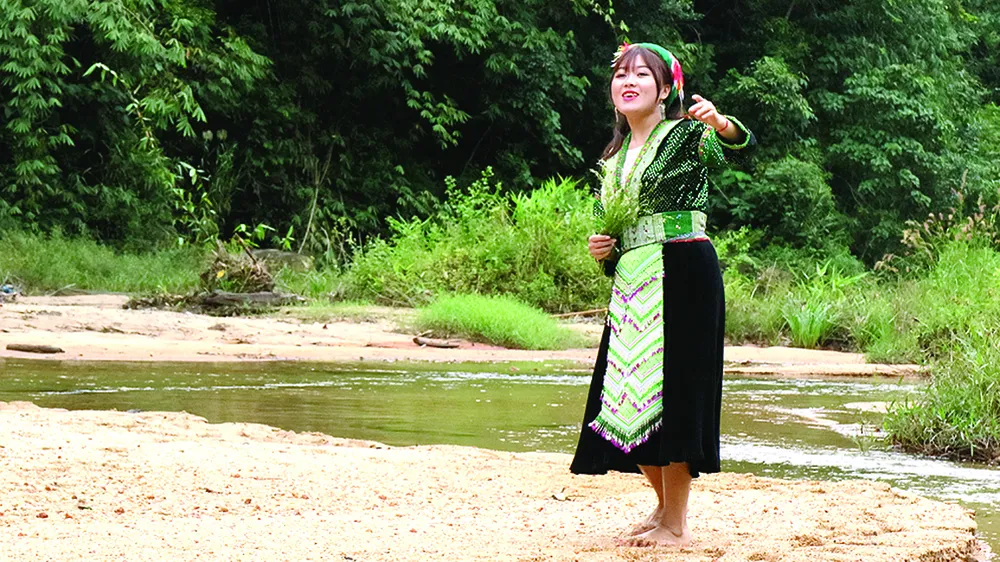 Cô giáo trẻ Thào Mai Lan ca hát giữa núi rừng