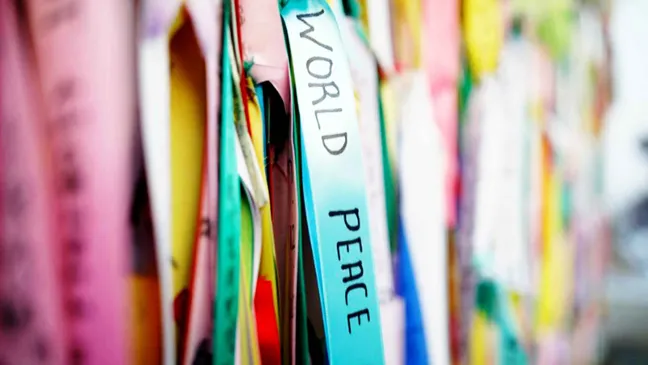 Những dải ruy băng ghi thông điệp hy vọng về một bán đảo Triều Tiên hòa bình  được gắn trên hàng rào tại thành phố Paju, cửa ngõ dẫn vào làng đình chiến Panmunjom