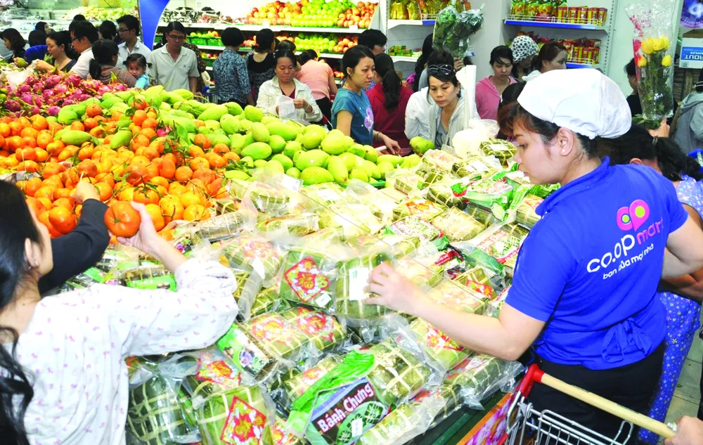 Hàng hóa dồi dào và an toàn giúp hệ thống siêu thị Co.opmart trên cả nước thu hút một lượng lớn khách hàng vào các dịp mua sắm cao điểm, đặc biệt là lễ tết