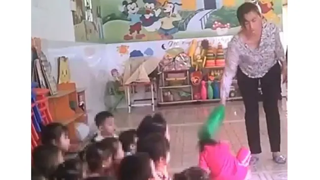 Bảo mẫu Lớp nhà trẻ Mầm Xanh, quận 12 đánh đập trẻ. Ảnh cắt từ clip.