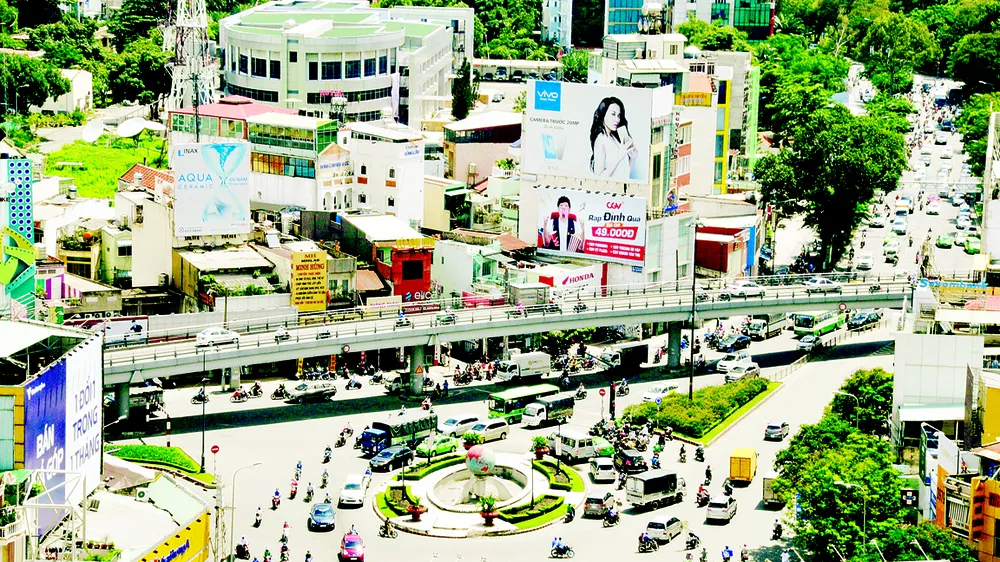 Công trình cầu vượt và vòng xoay Lăng Cha Cả giúp giải tỏa ùn ứ giao thông khu vực sân bay Tân Sơn Nhất                                       Ảnh: CAO THĂNG