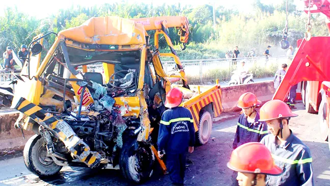 Hiện trường  vụ TNGT  thảm khốc  giữa xe  cứu hộ và  xe container  xảy ra  trên cầu  Phú Mỹ  mới đây,  làm 3 người  chết