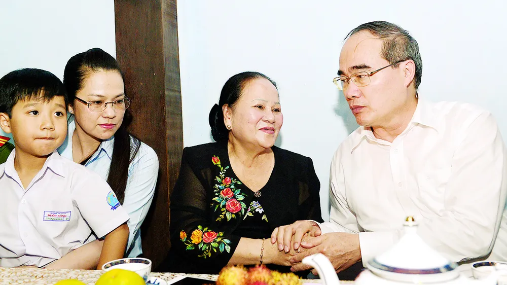 Bí thư Thành ủy TPHCM Nguyễn Thiện Nhân thăm gia đình  Anh hùng Lực lượng vũ trang Trần Văn Lai                              Ảnh: Việt Dũng