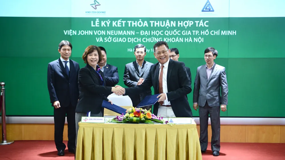 Giáo sư Dương Nguyên Vũ, Viện trưởng Viện John Von Neumann  và Phó Chủ tịch HĐQT, phó TGĐ phụ trách HNX Nguyễn Thị Hoàng Lan tại lễ ký kết MOU