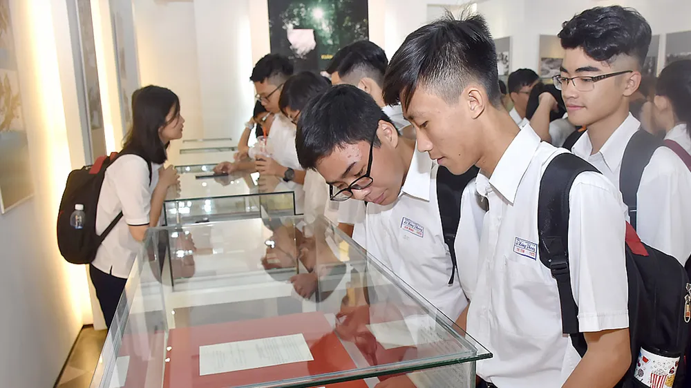 Học sinh TPHCM tham quan trưng bày chuyên đề “50 năm Xuân Mậu Thân 1968 - Những ký ức không phai”  Ảnh: MINH AN 
