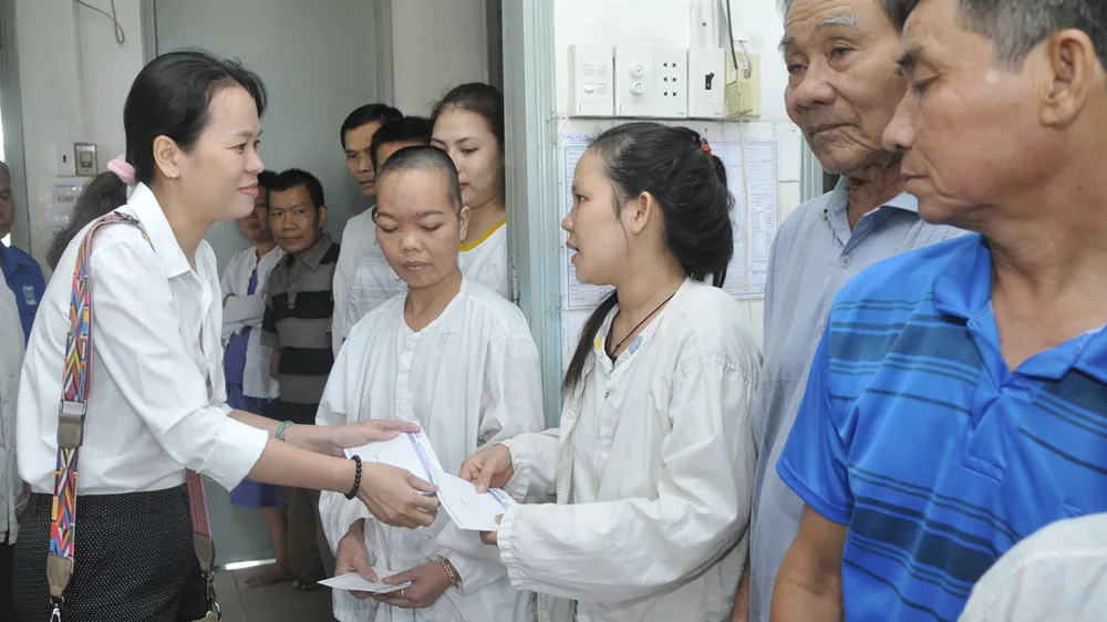 Bạn đọc Báo Sài Gòn Giải Phóng tặng quà tết bệnh nhân và người nghèo ảnh 1