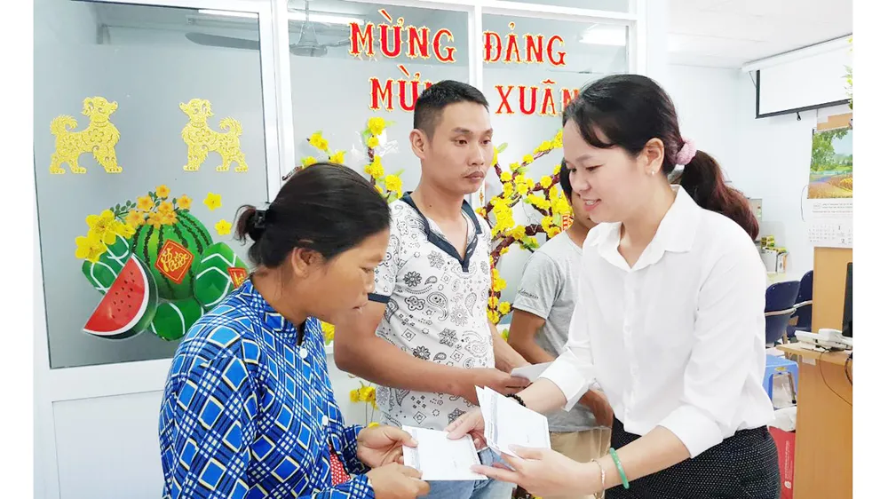 Bạn đọc Báo Sài Gòn Giải Phóng tặng quà tết bệnh nhân và người nghèo ảnh 2