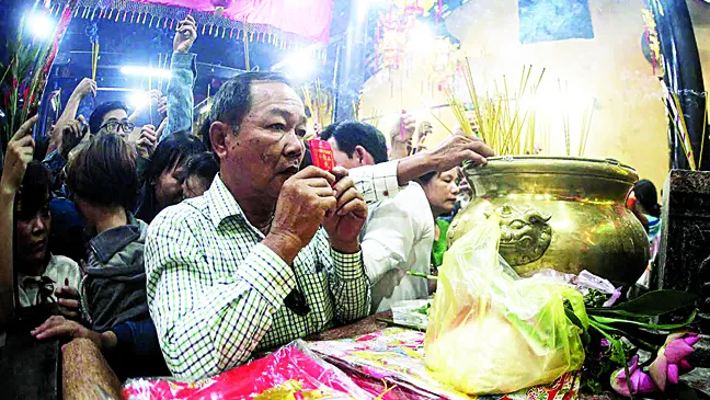 Du khách cầu an, tài lộc trong chùa Bà Bình Dương         Ảnh: DŨNG PHƯƠNG