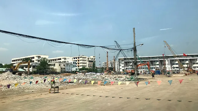         Dự án Kingdom 101 (quận 10) chưa làm xong móng nhưng đã mở bán rầm rộ             Ảnh: LƯƠNG THIỆN