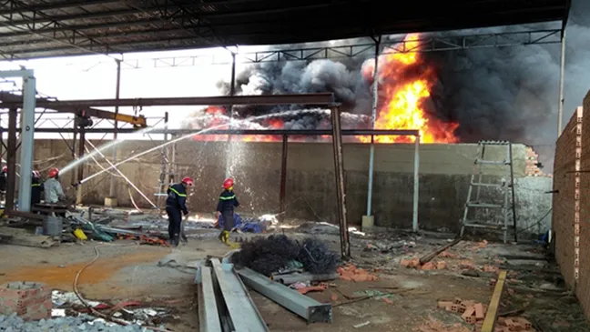 Hiện trường chữa cháy nhà xưởng, cứu 11 người vào trưa 7-3  của các đơn vị thuộc Cảnh sát PCCC TPHCM