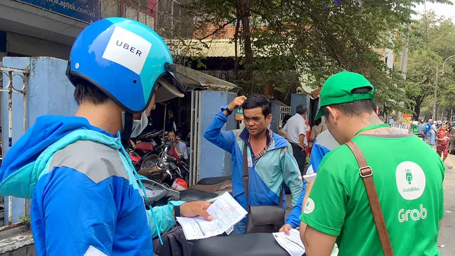 rất đông tài xế đến đăng ký tại trụ sở Công ty Grab  trên đường Tô Hiến Thành (quận 10, TPHCM) 