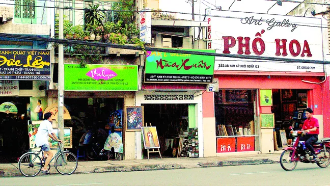 Phố tranh chép trên đường Nam Kỳ Khởi Nghĩa, quận 3, TPHCM                                                                                        Ảnh: TH. D.