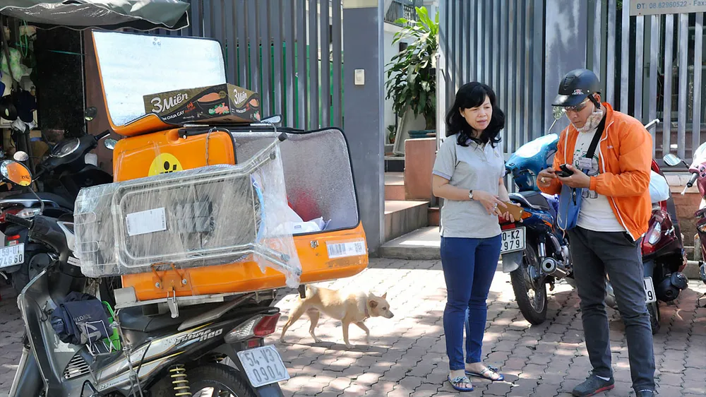 Nhận hàng mua siêu thị online Vuivui.com         Ảnh: CAO THĂNG