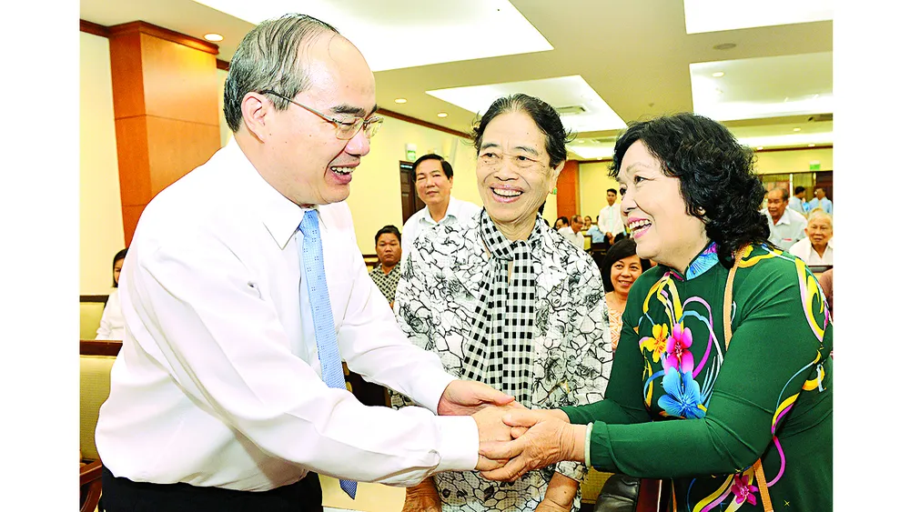 Bí thư Thành ủy TPHCM Nguyễn Thiện Nhân gặp gỡ các đại biểu  tại buổi họp mặt. Ảnh:  Việt Dũng