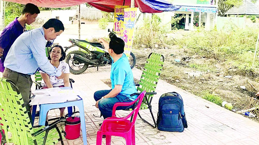 Khách tìm hiểu mua  đất nền tại  quận 9, TPHCM. Ảnh:  HUY ANH