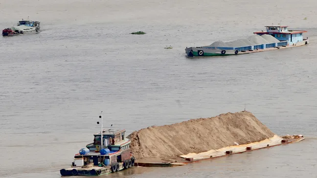 Hoạt động khai thác, vận chuyển khoáng sản trên sông sẽ được quản lý chặt  trong thời gian tới 				                  Ảnh: THÀNH TRÍ