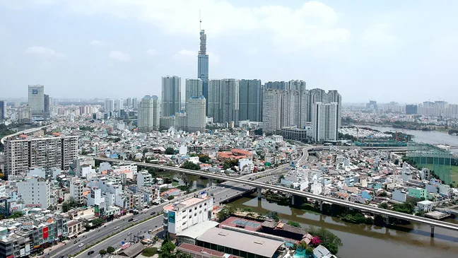 Dân cư quận Bình Thạnh bên đường Nguyễn Hữu Cảnh                      Ảnh: CAO THĂNG