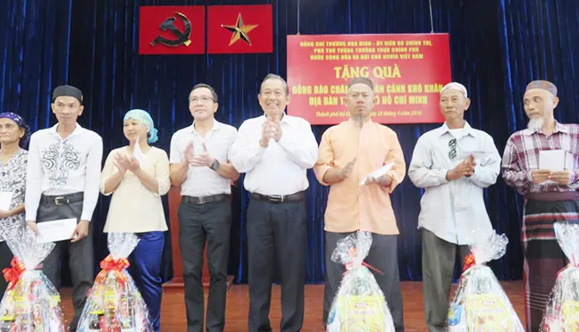 Tặng quà đồng bào nghèo người Chăm tại TPHCM ảnh 1