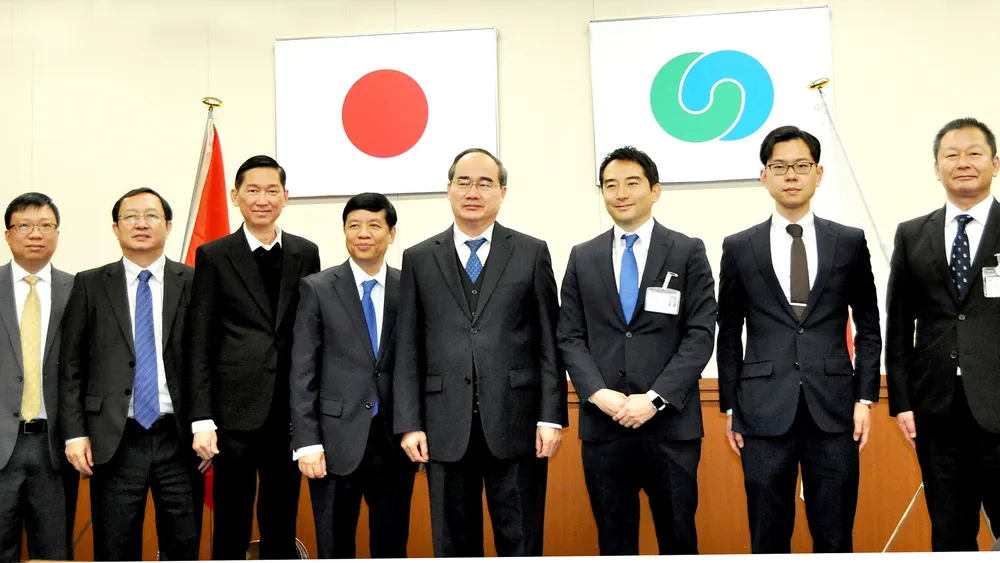 Bí thư Thành ủy TPHCM  Nguyễn Thiện Nhân cùng đoàn đại biểu cấp cao TPHCM chụp hình lưu niệm với chính quyền TP Tsukuba (tỉnh Ibaraki, Nhật Bản) vào tháng 3-2018. Ảnh:  KIỀU PHONG