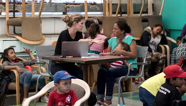 Người di cư tràn ngập biên giới Mỹ ảnh 2