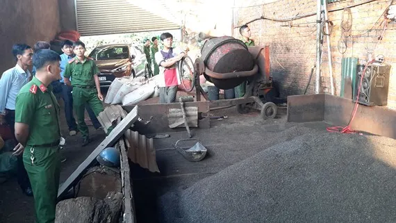 Lực lượng chức năng bắt quả tang cơ sở trộn phế phẩm cà phê với lõi pin 