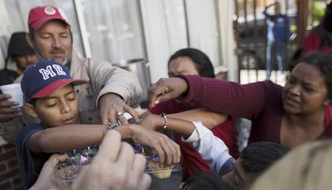 Người di cư tràn ngập biên giới Mỹ ảnh 1