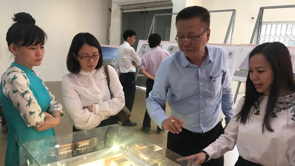 Người dân tham gia góp ý tại triển lãm phương án thiết kế xây dựng mở rộng và nâng cấp trụ sở HĐND và UBND TPHCM.  Ảnh: Huy Anh