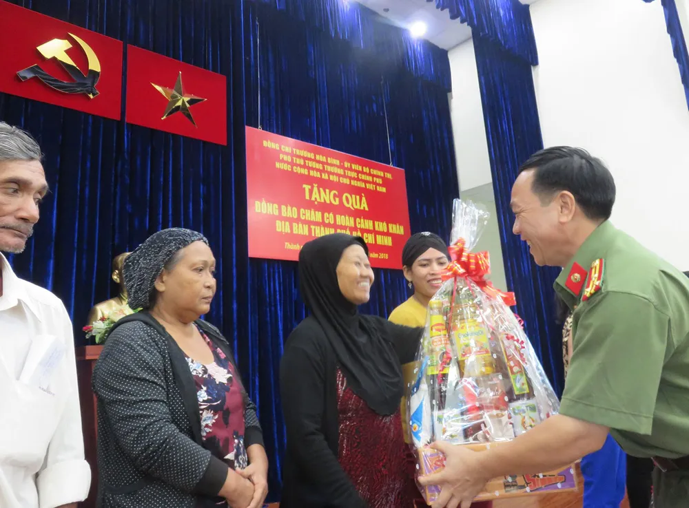 Tặng quà đồng bào nghèo người Chăm tại TPHCM ảnh 3