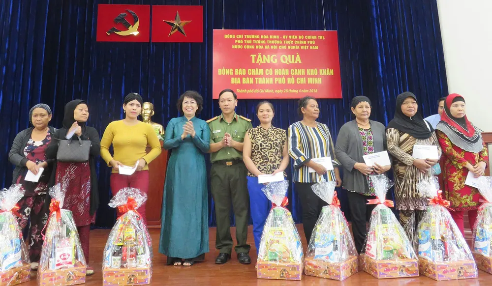 Tặng quà đồng bào nghèo người Chăm tại TPHCM ảnh 4