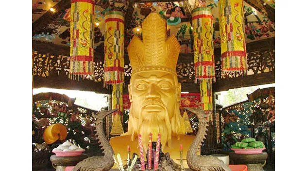 Tượng Vua Hùng trong nhà tại Khu du lịch văn hóa Suối Tiên - TPHCM