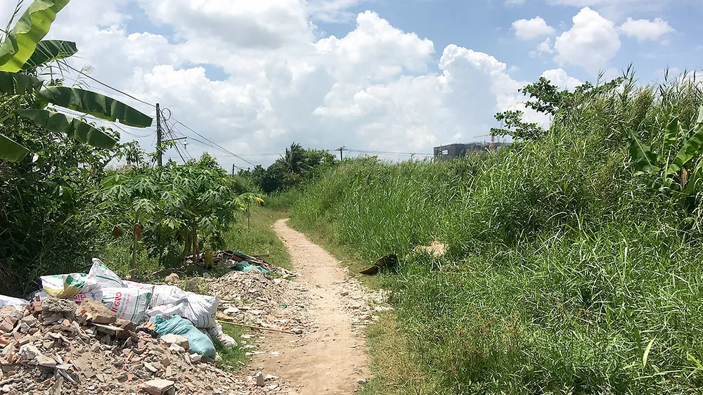 Một khu dự án treo ở xã Bình Hưng (huyện Bình Chánh, TPHCM) đất đai bị bỏ hoang,                                                              không có hạ tầng kỹ thuật đô thị.  Ảnh: TRẦN YÊN