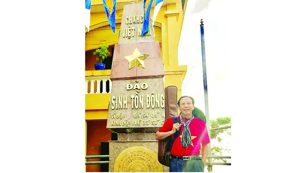 Nhạc sĩ Thế Hiển tại Trường Sa  trong chuyến ra quần đảo này lần thứ 6