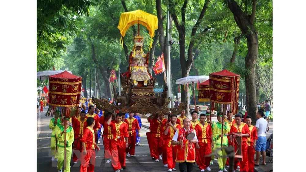 Đoàn rước kiệu truyền thống trong lễ hội. Ảnh: Thanh Tùng/TTXVN