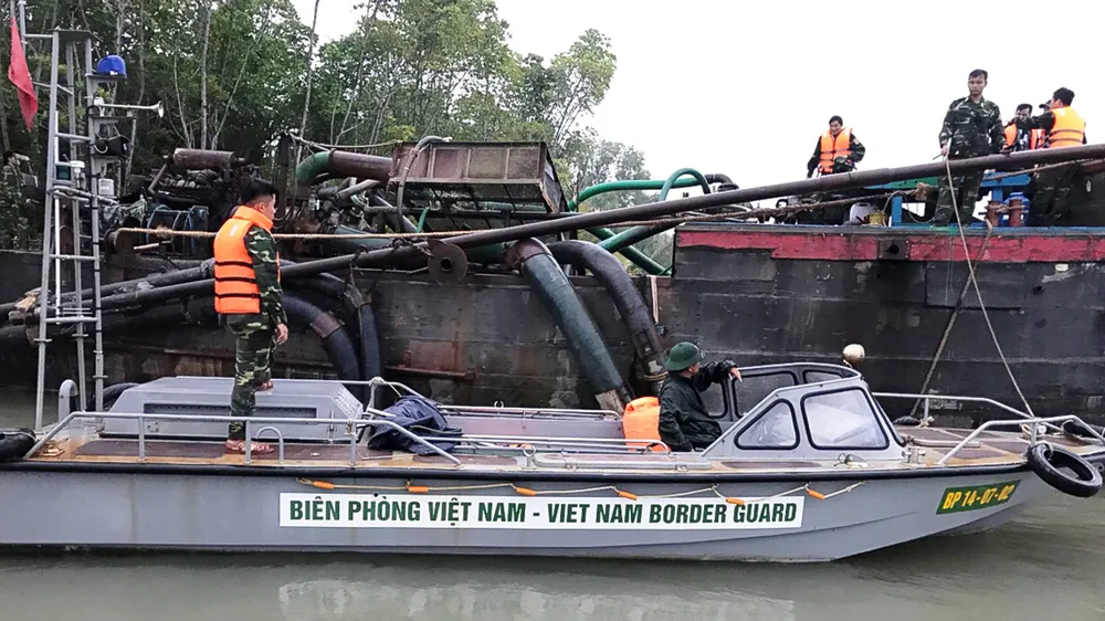 Phương tiện khai thác cát  trái phép bị Đồn Biên phòng  Cần Thạnh tạm giữ