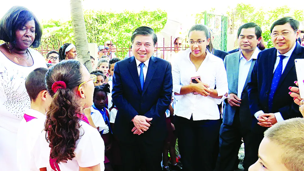 Học sinh Trường Tiểu học Bác Hồ múa hát,  chào đón Chủ tịch UBND TPHCM Nguyễn Thành Phong