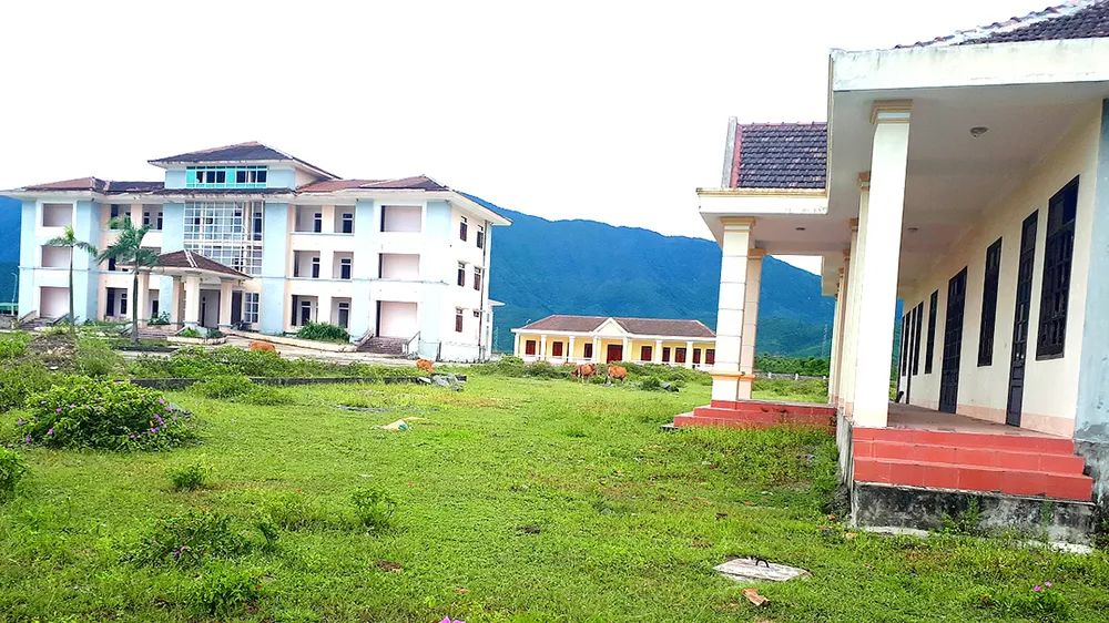 Trụ sở hành chính UBND xã Kỳ Lợi (thị xã Kỳ Anh, Hà Tĩnh) bỏ hoang nhiều năm nay