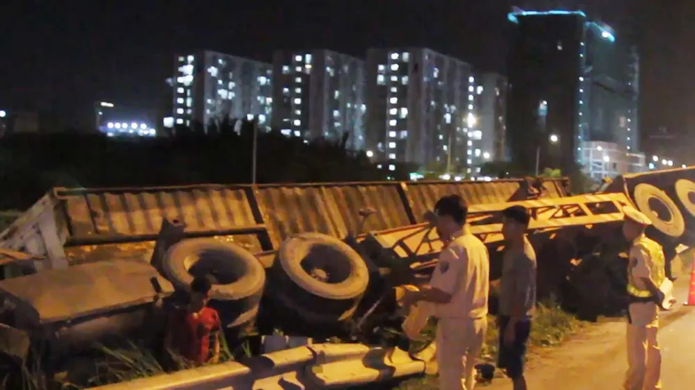 Xe container lật nhào, văng khỏi đường cao tốc TPHCM - Long Thành - Dầu Giây