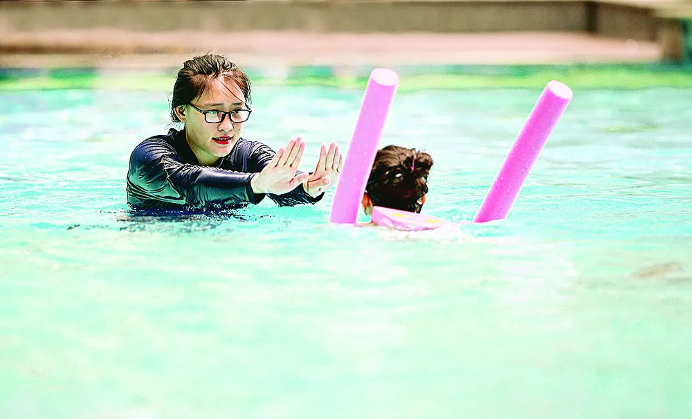 Trẻ em hào hứng học bơi  ảnh 1