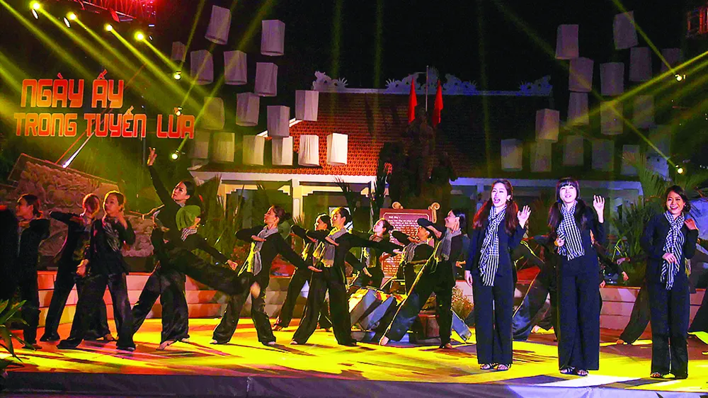 Tiết mục văn nghệ tại lễ kỷ niệm.  Ảnh:  DŨNG PHƯƠNG