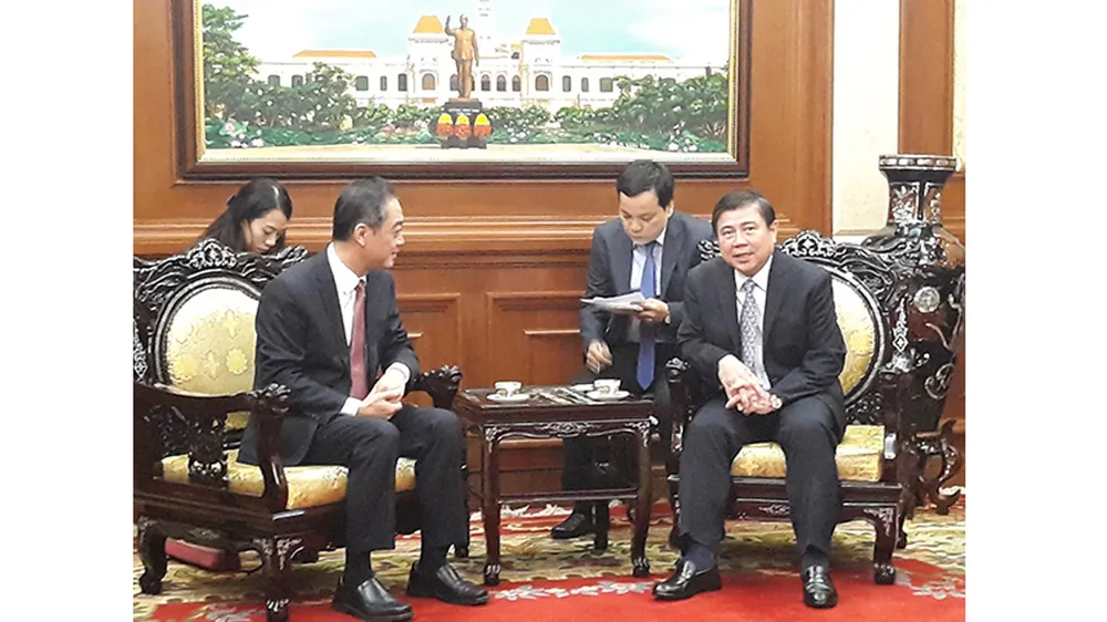 Chủ tịch UBND TPHCM Nguyễn Thành Phong tiếp ông Ngô Tuấn, tân Tổng Lãnh sự Trung Quốc tại TPHCM. Ảnh: VOH