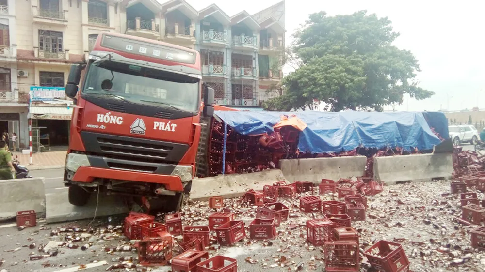 Xe đầu kéo tông vào dãi phân cách